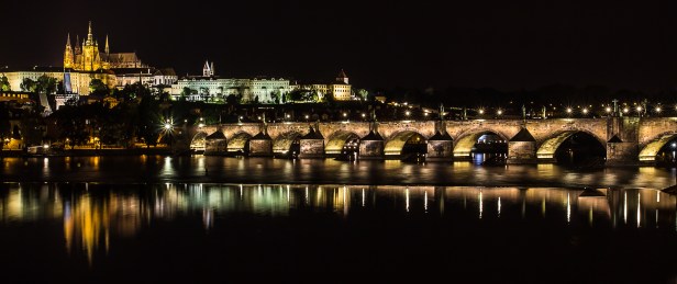 Charles_Bridge_at_night_-_Prague_01.jpg